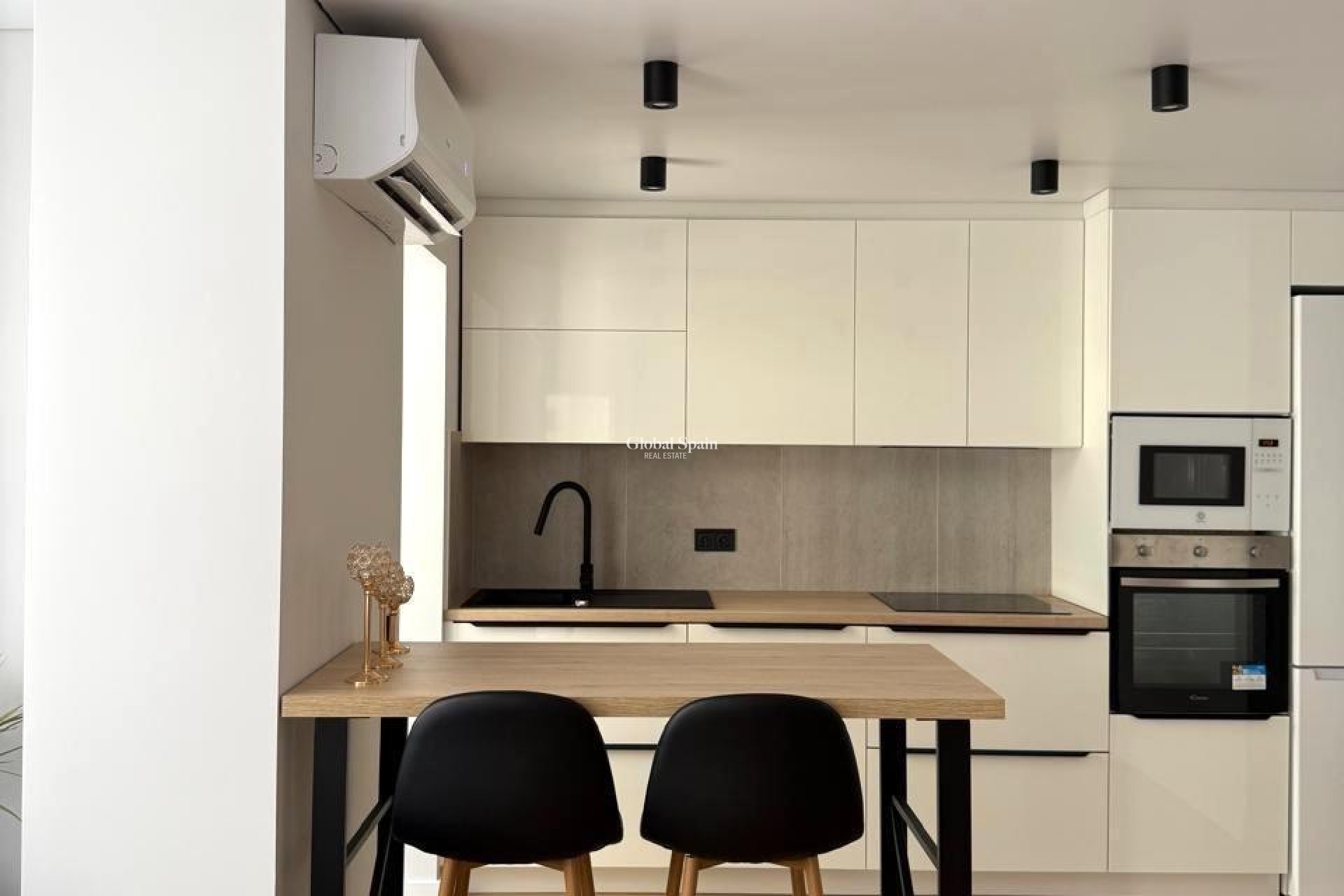 Wederverkoop - APPARTEMENT -
TORREVIEJA - Paseo maritimo