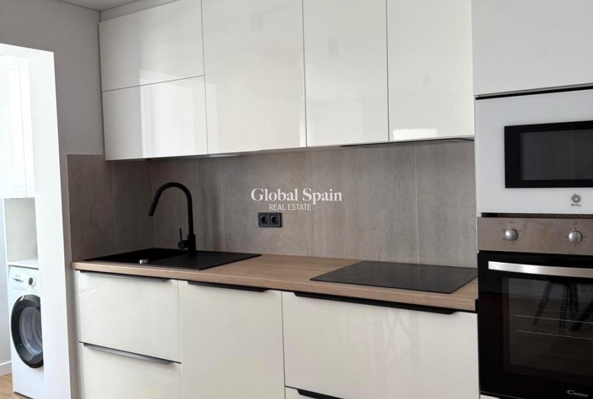 Wederverkoop - APPARTEMENT -
TORREVIEJA - Paseo maritimo