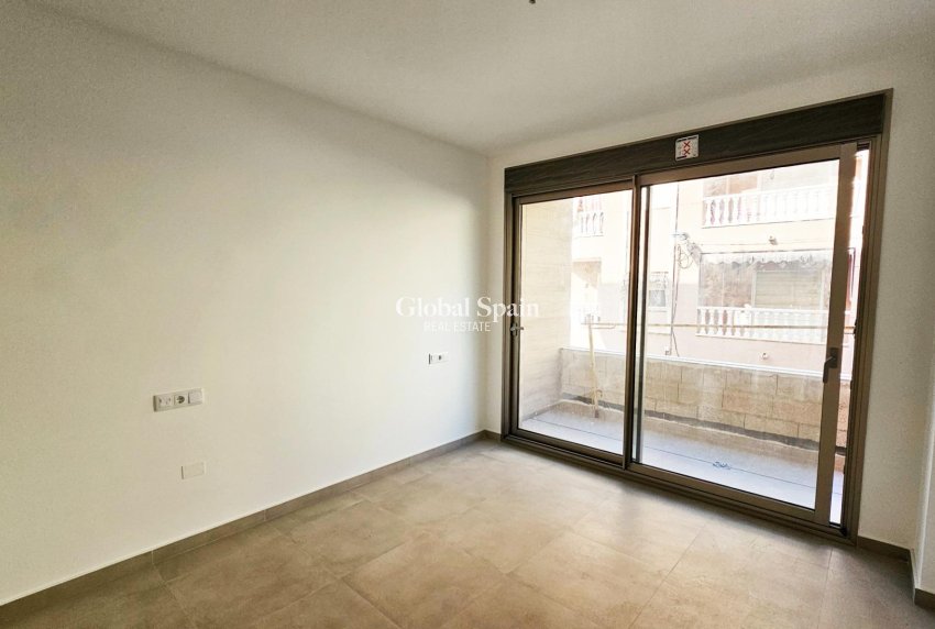 Wederverkoop - APPARTEMENT -
TORREVIEJA - Paseo maritimo