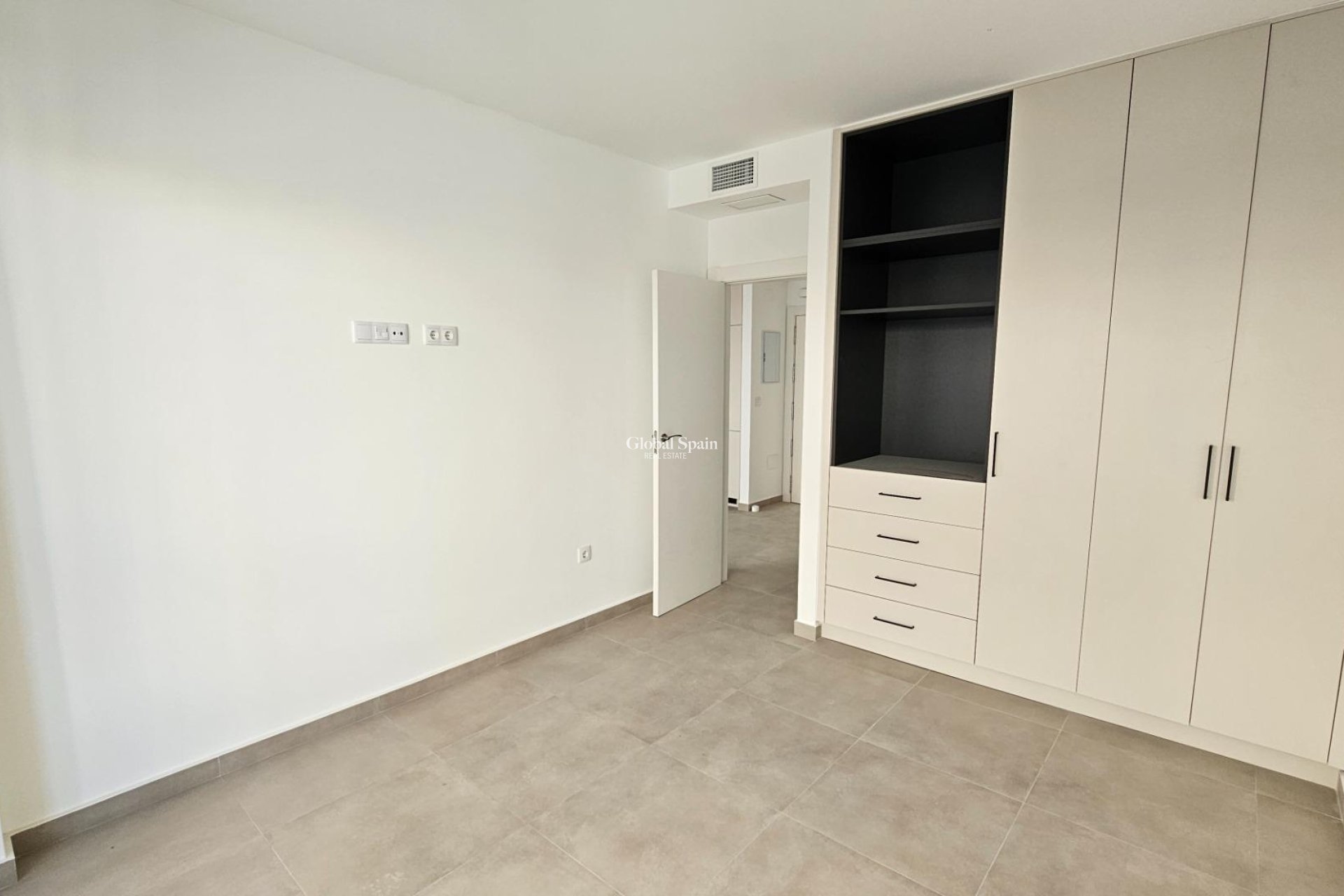 Wederverkoop - APPARTEMENT -
TORREVIEJA - Paseo maritimo