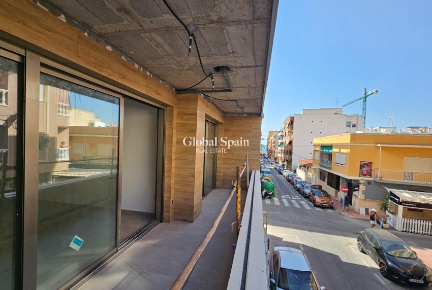 Wederverkoop - APPARTEMENT -
TORREVIEJA - Paseo maritimo