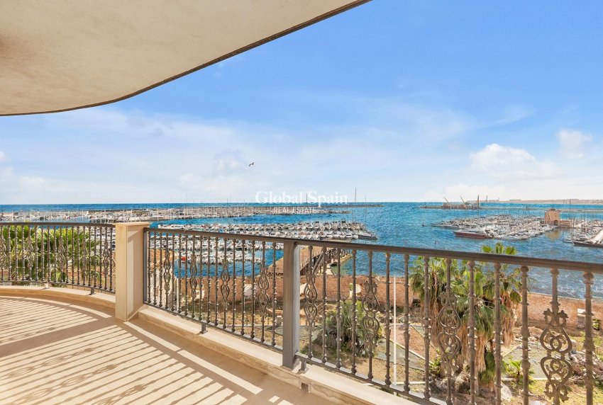Wederverkoop - APPARTEMENT -
TORREVIEJA - Paseo maritimo