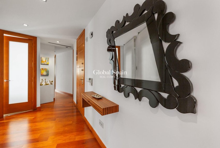 Wederverkoop - APPARTEMENT -
TORREVIEJA - Paseo maritimo