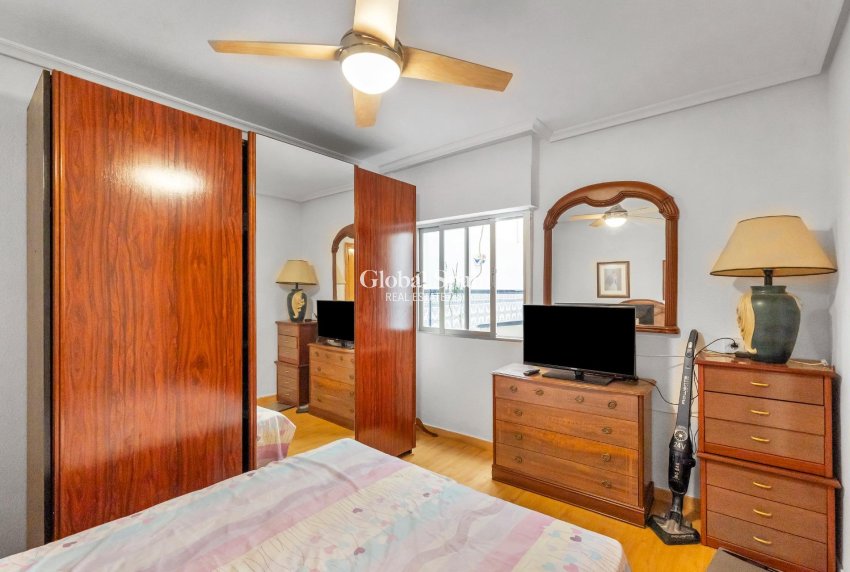 Wederverkoop - APPARTEMENT -
TORREVIEJA - Paseo maritimo