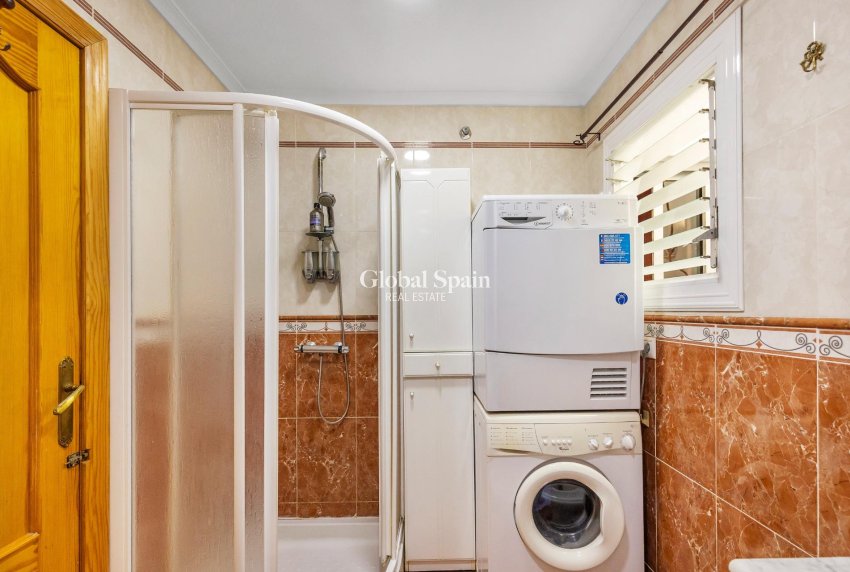 Wederverkoop - APPARTEMENT -
TORREVIEJA - Paseo maritimo