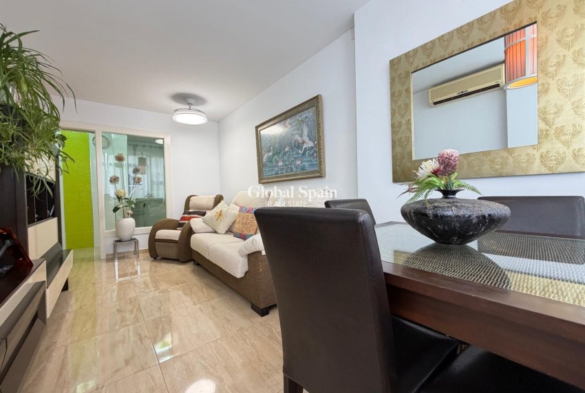 Wederverkoop - APPARTEMENT -
TORREVIEJA - Paseo maritimo