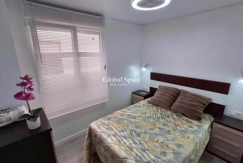 Wederverkoop - APPARTEMENT -
TORREVIEJA - Playa Acecion