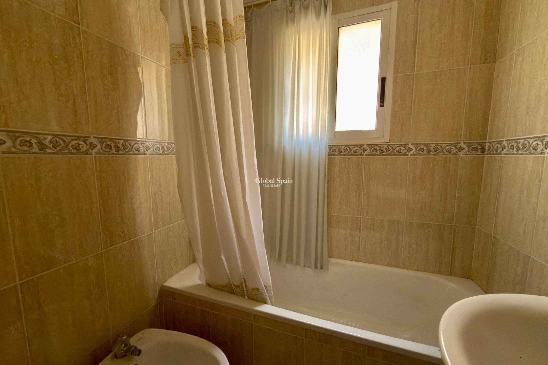 Wederverkoop - APPARTEMENT -
TORREVIEJA - Playa de los Locos