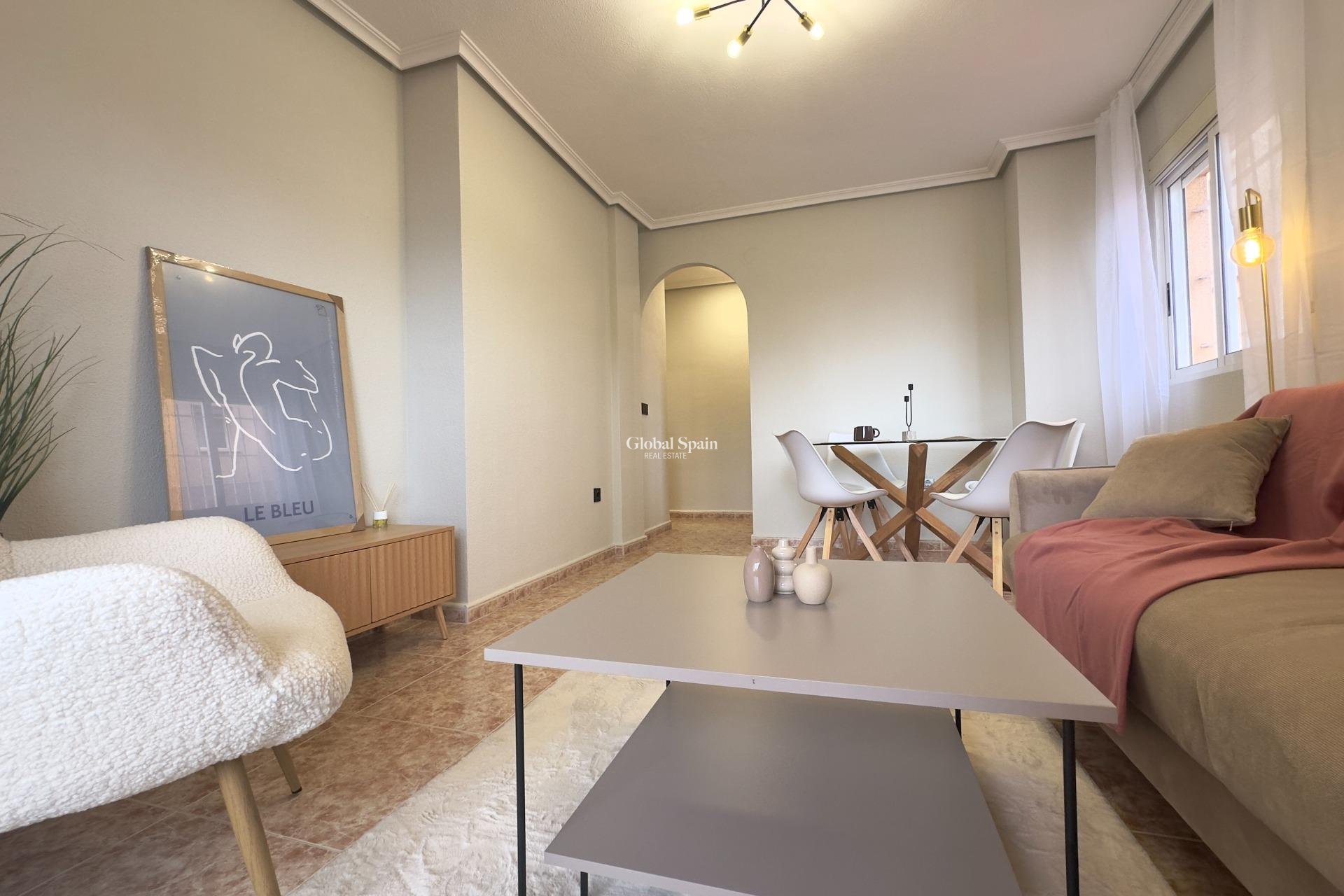 Wederverkoop - APPARTEMENT -
TORREVIEJA - Playa de los locos