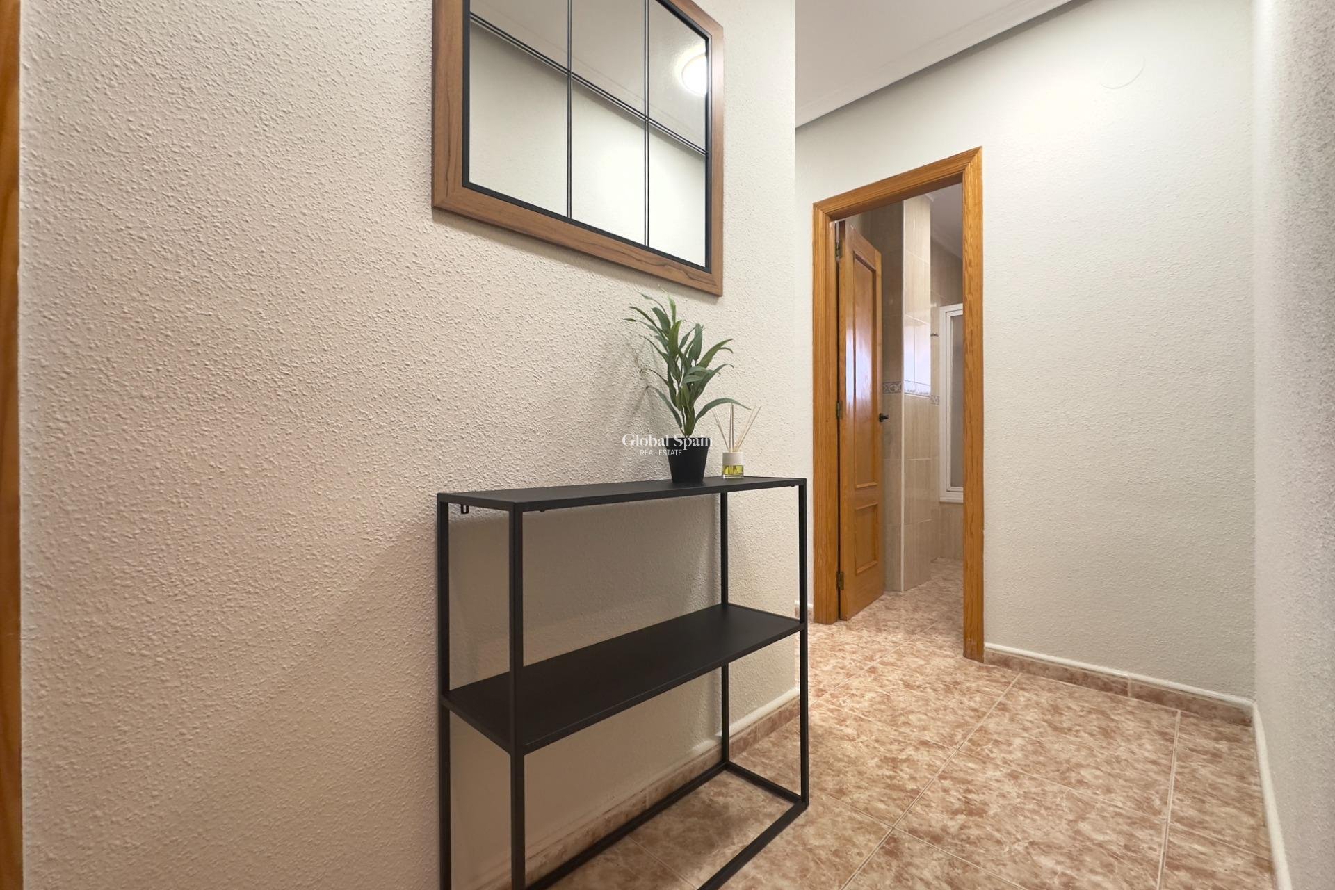 Wederverkoop - APPARTEMENT -
TORREVIEJA - Playa de los locos