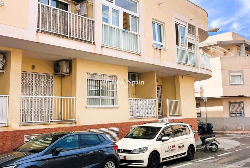 Wederverkoop - APPARTEMENT -
TORREVIEJA - Playa de los Locos