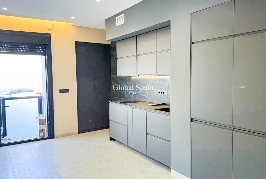 Wederverkoop - APPARTEMENT -
TORREVIEJA - Playa de los Locos