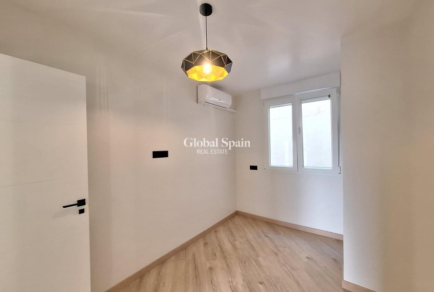 Wederverkoop - APPARTEMENT -
TORREVIEJA - Playa de los Locos