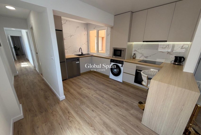Wederverkoop - APPARTEMENT -
TORREVIEJA - Playa de los Locos