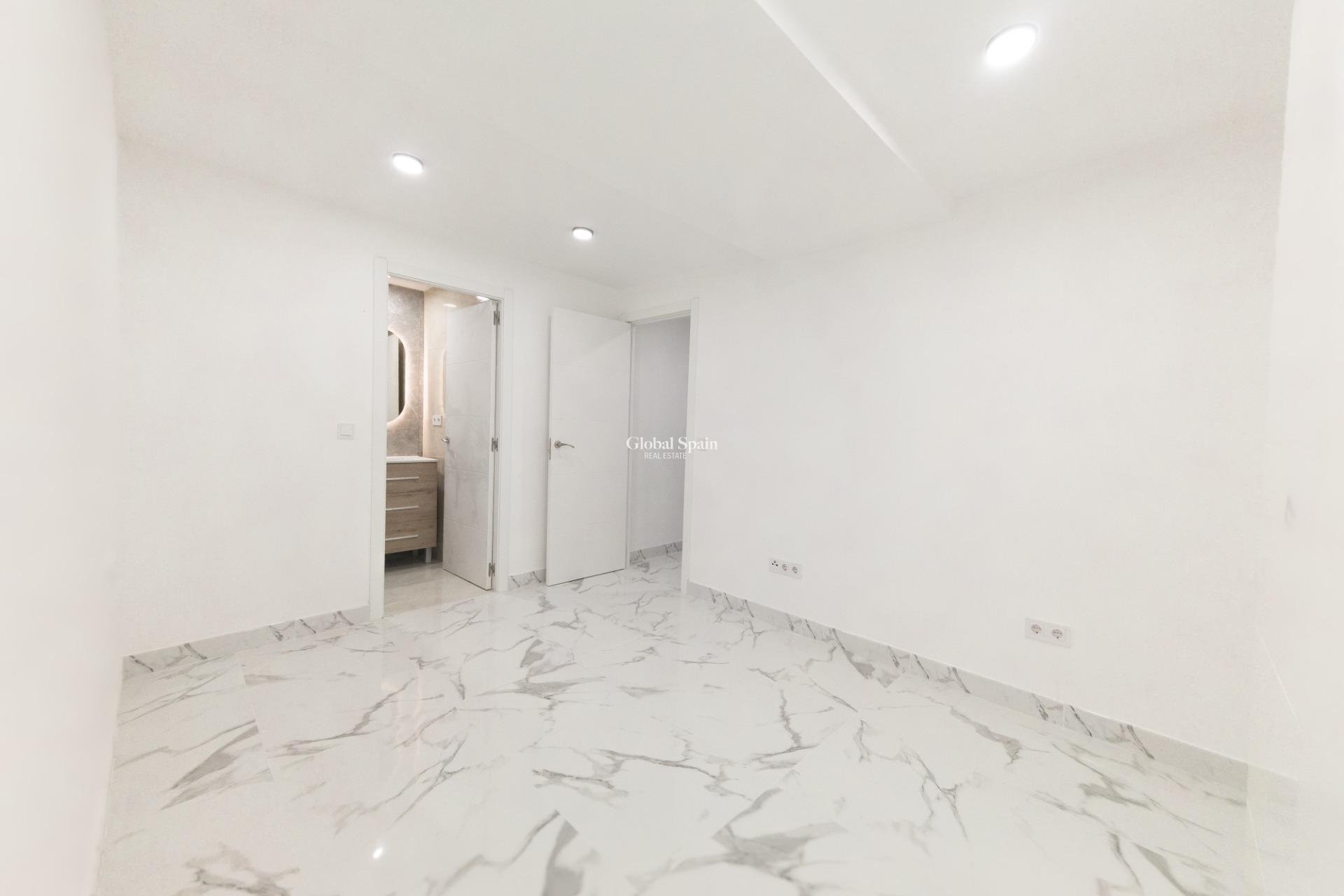 Wederverkoop - APPARTEMENT -
TORREVIEJA - Playa De Los Náufragos