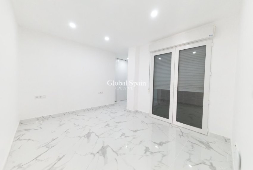 Wederverkoop - APPARTEMENT -
TORREVIEJA - Playa De Los Náufragos