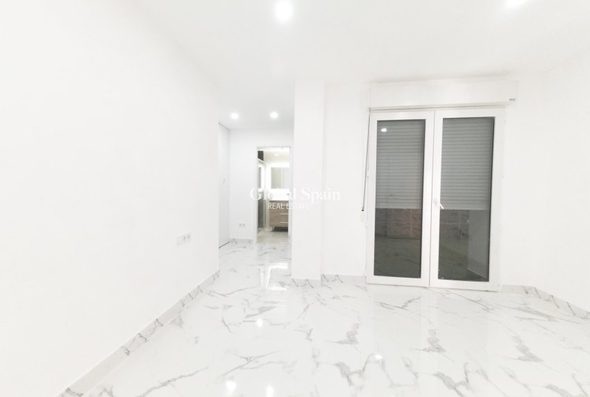 Wederverkoop - APPARTEMENT -
TORREVIEJA - Playa De Los Náufragos