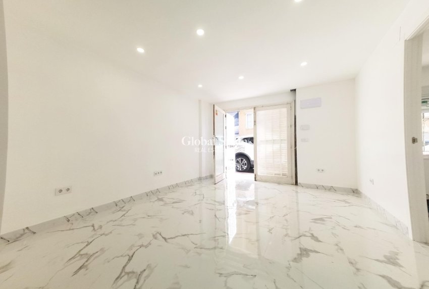 Wederverkoop - APPARTEMENT -
TORREVIEJA - Playa De Los Náufragos