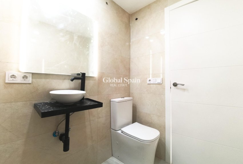 Wederverkoop - APPARTEMENT -
TORREVIEJA - Playa De Los Náufragos