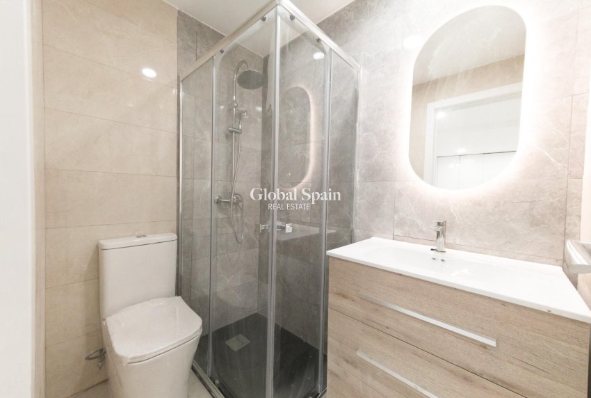 Wederverkoop - APPARTEMENT -
TORREVIEJA - Playa De Los Náufragos