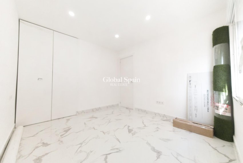 Wederverkoop - APPARTEMENT -
TORREVIEJA - Playa De Los Náufragos