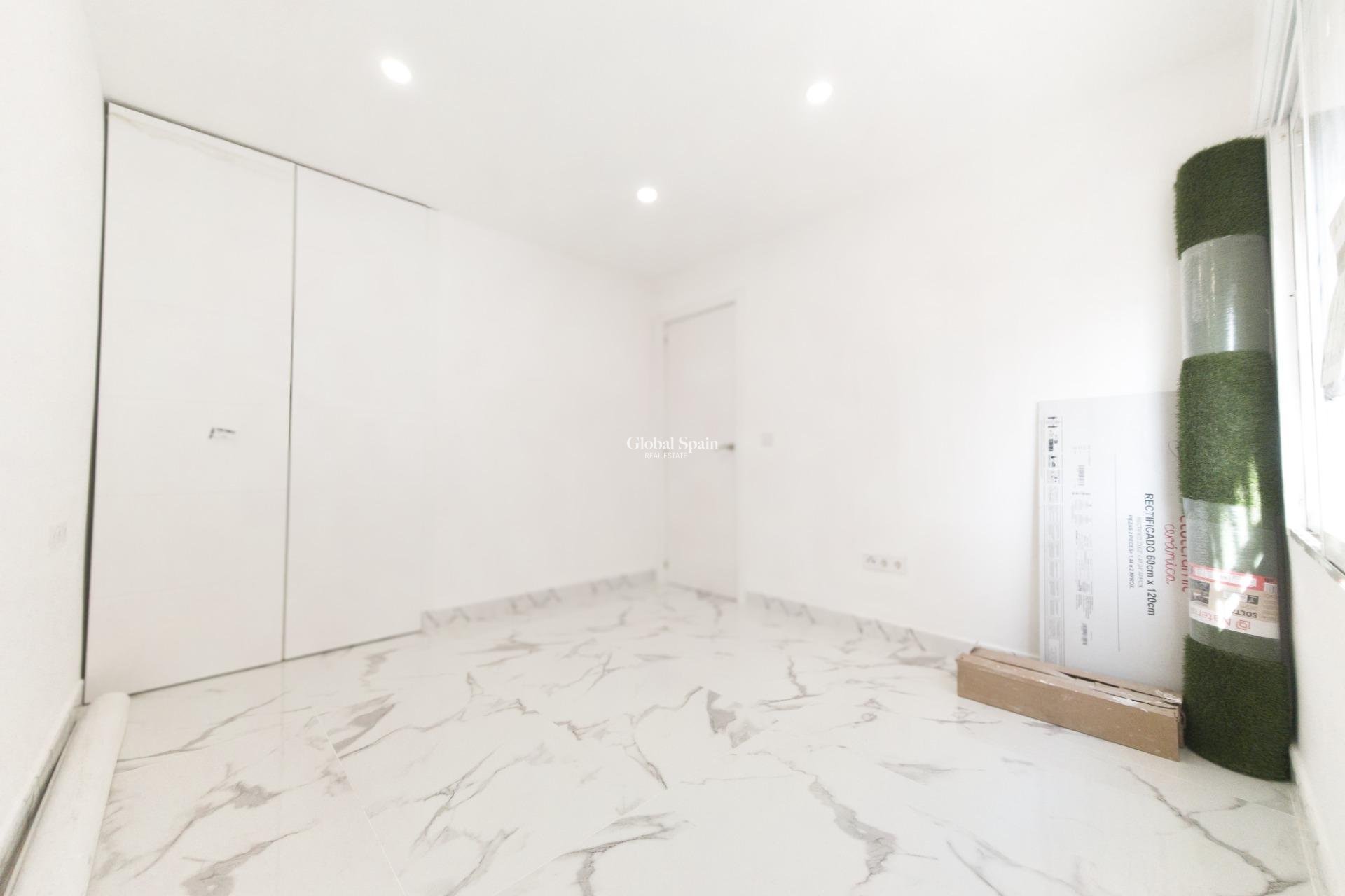 Wederverkoop - APPARTEMENT -
TORREVIEJA - Playa De Los Náufragos