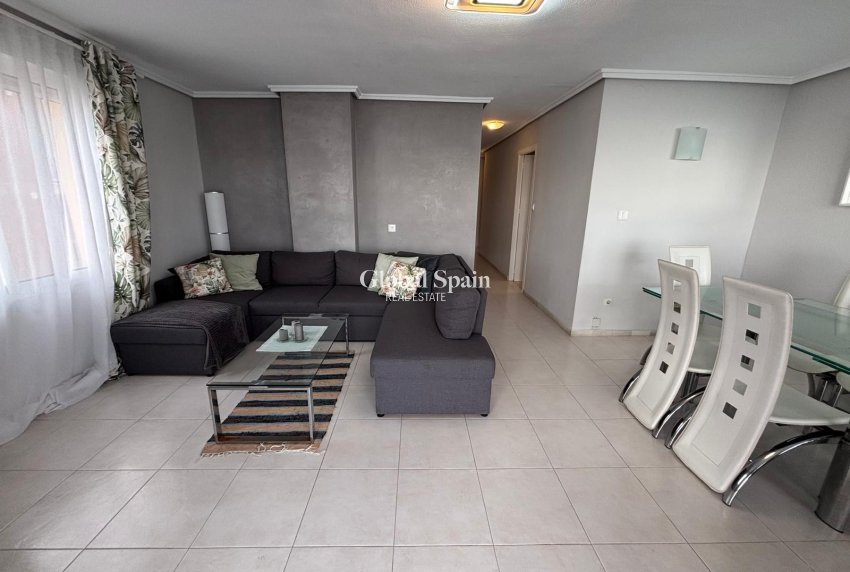 Wederverkoop - APPARTEMENT -
TORREVIEJA - Playa De Los Náufragos