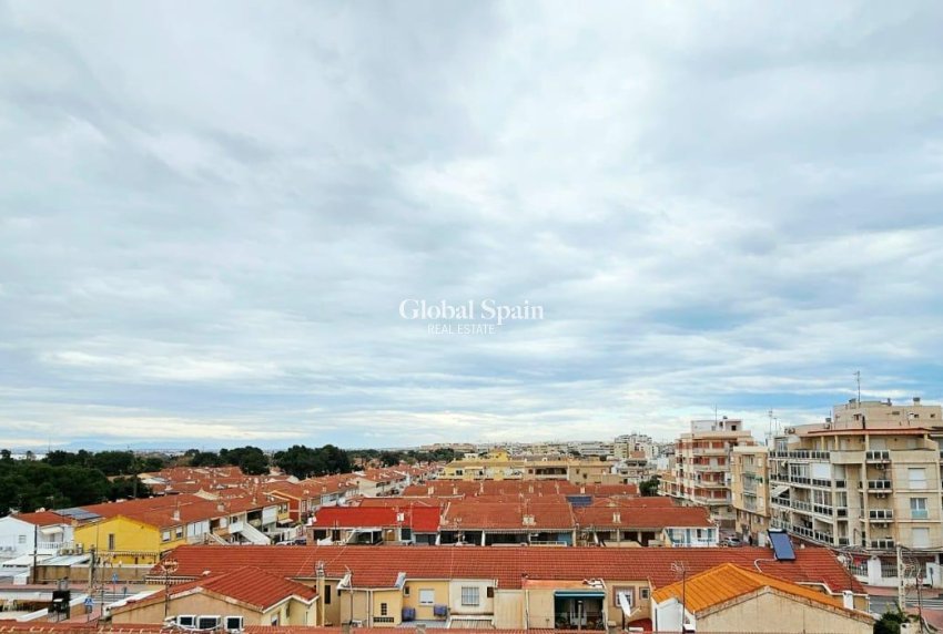 Wederverkoop - APPARTEMENT -
TORREVIEJA - Playa De Los Náufragos