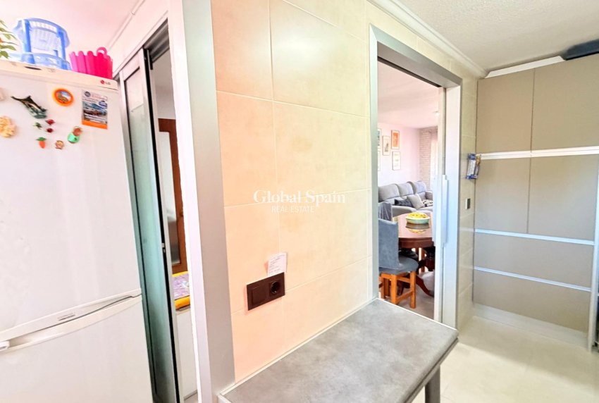 Wederverkoop - APPARTEMENT -
TORREVIEJA - Playa De Los Náufragos