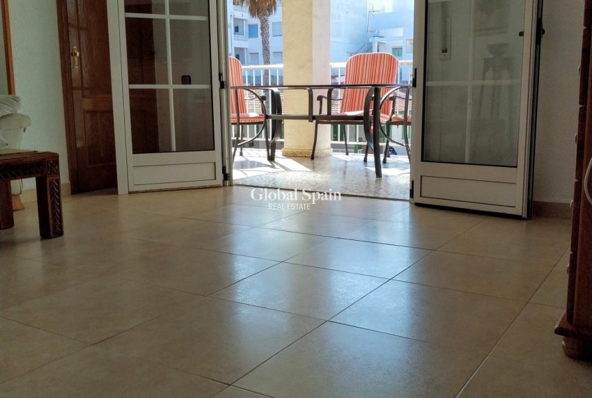 Wederverkoop - APPARTEMENT -
TORREVIEJA - Playa De Los Náufragos