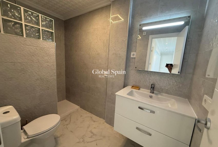 Wederverkoop - APPARTEMENT -
TORREVIEJA - Playa del Acequión