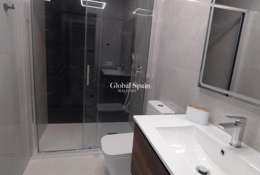 Wederverkoop - APPARTEMENT -
TORREVIEJA - Playa del Cura