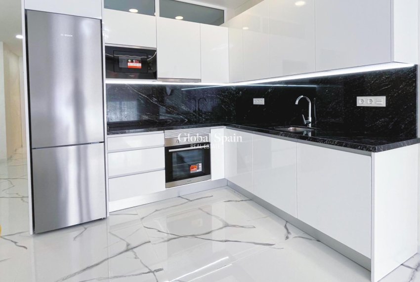 Wederverkoop - APPARTEMENT -
TORREVIEJA - Playa del Cura