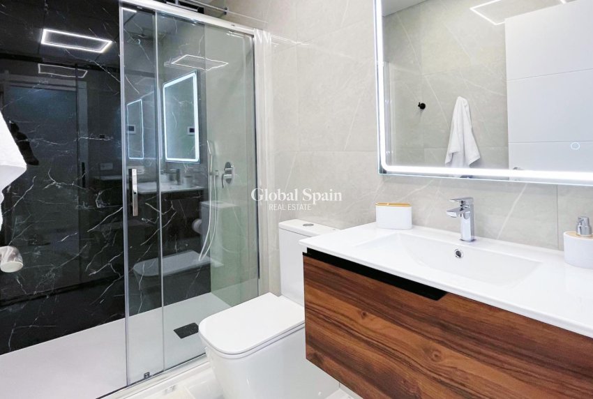 Wederverkoop - APPARTEMENT -
TORREVIEJA - Playa del Cura