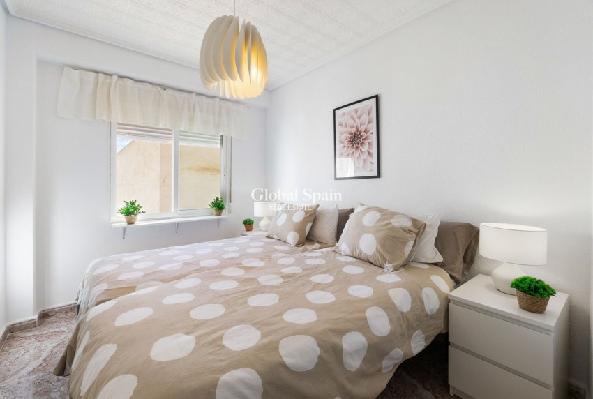 Wederverkoop - APPARTEMENT -
TORREVIEJA - Playa del Cura