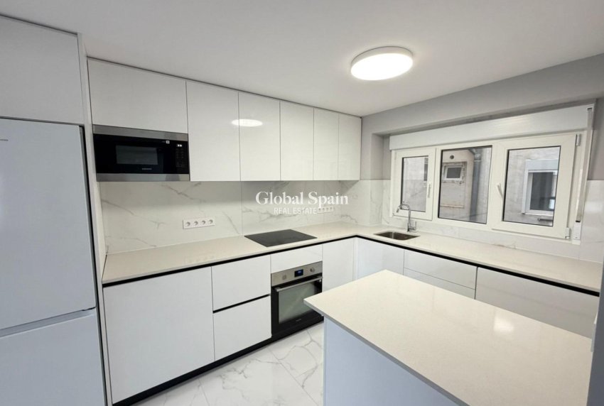 Wederverkoop - APPARTEMENT -
TORREVIEJA - Playa del Cura