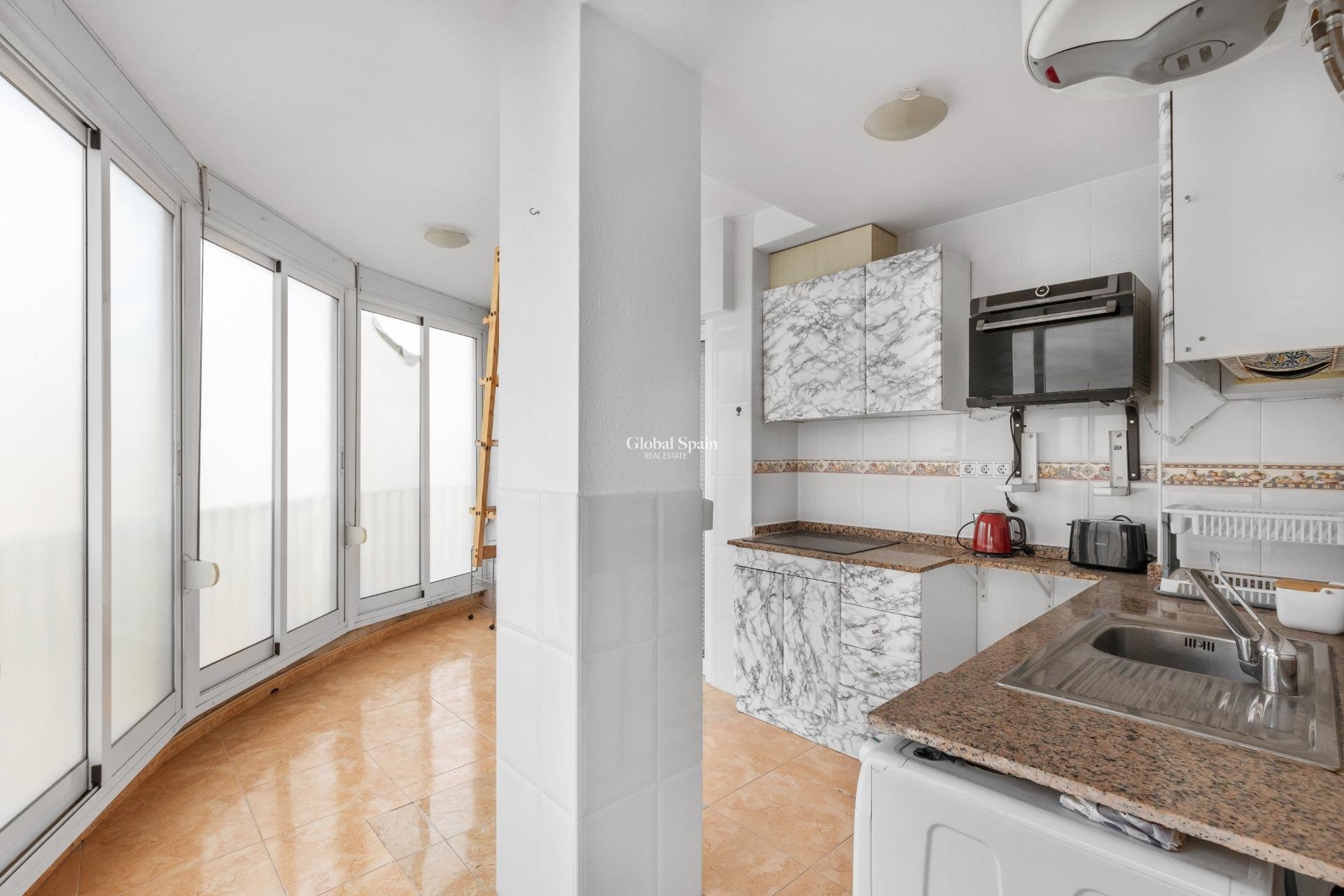 Wederverkoop - APPARTEMENT -
TORREVIEJA - Playa del cura