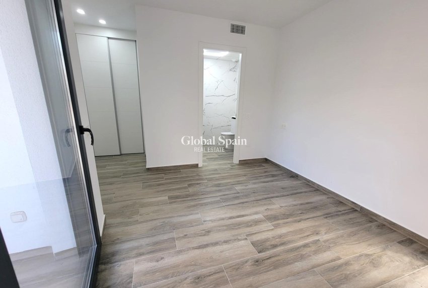 Wederverkoop - APPARTEMENT -
TORREVIEJA - Playa del Cura