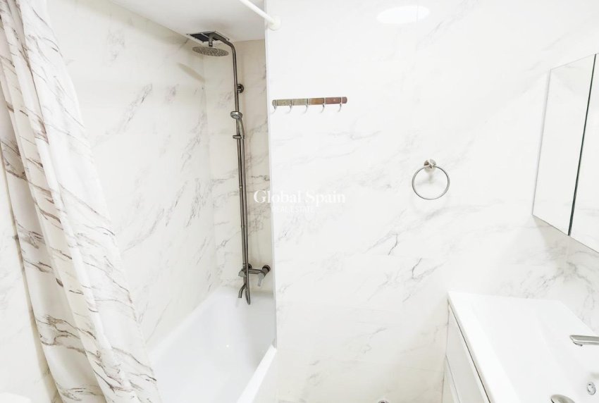 Wederverkoop - APPARTEMENT -
TORREVIEJA - Playa del Cura