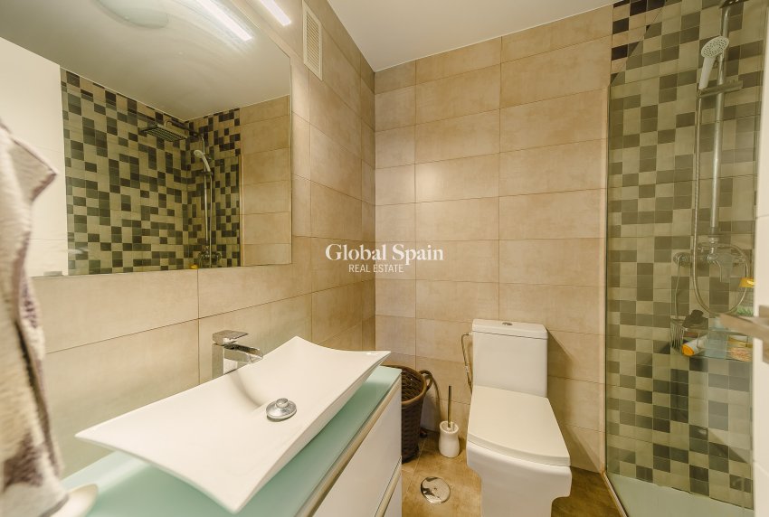 Wederverkoop - APPARTEMENT -
TORREVIEJA - Playa del cura
