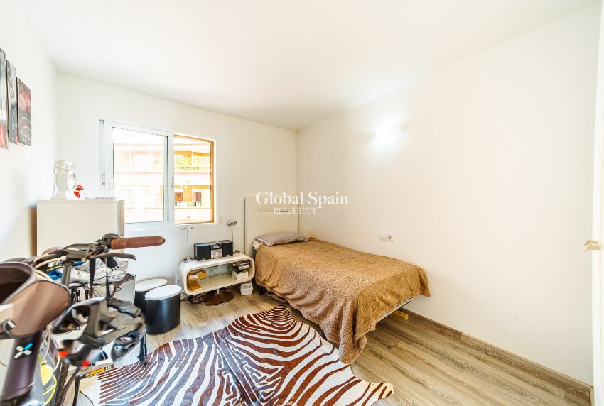 Wederverkoop - APPARTEMENT -
TORREVIEJA - Playa del cura