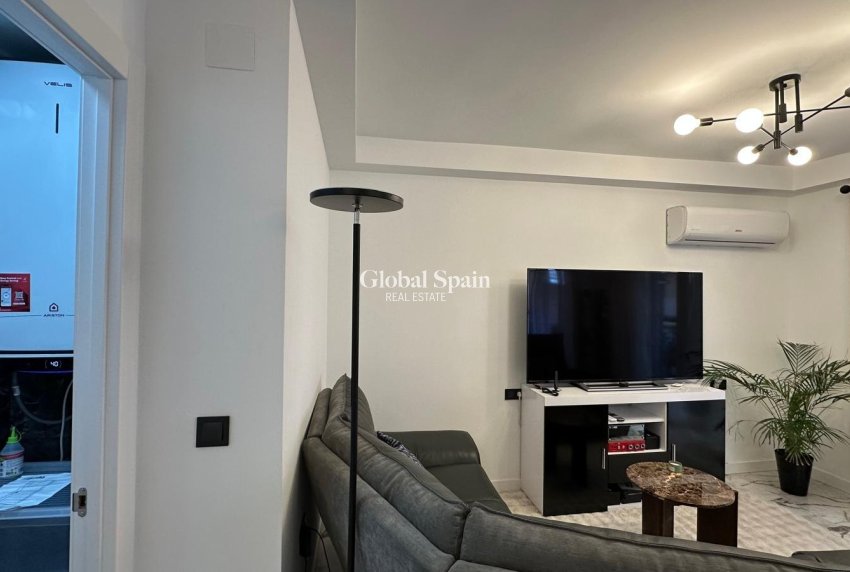 Wederverkoop - APPARTEMENT -
TORREVIEJA - Playa del Cura