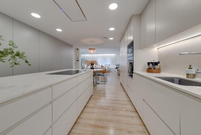 Wederverkoop - APPARTEMENT -
TORREVIEJA - Playa del Cura