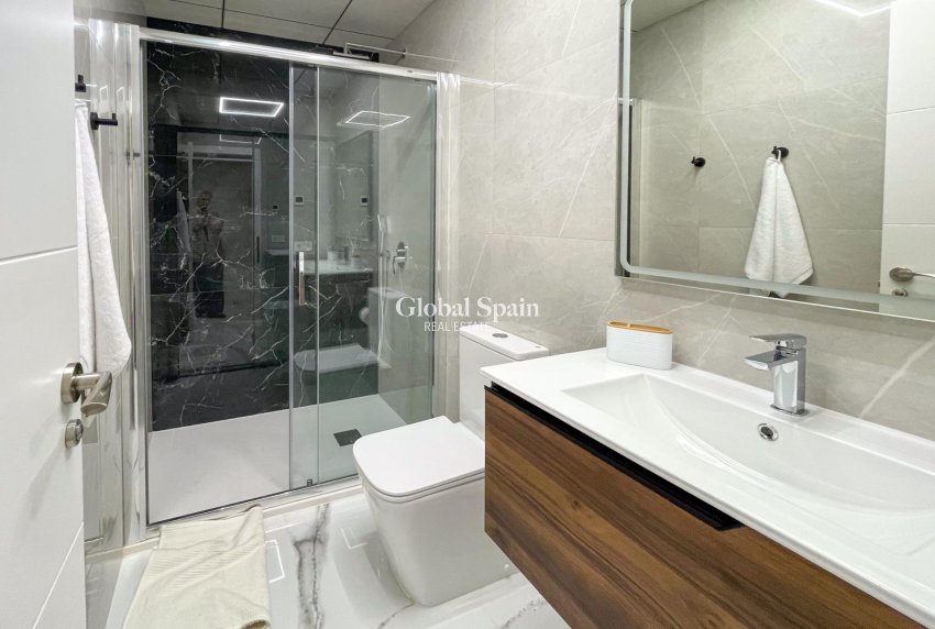 Wederverkoop - APPARTEMENT -
TORREVIEJA - Playa del Cura