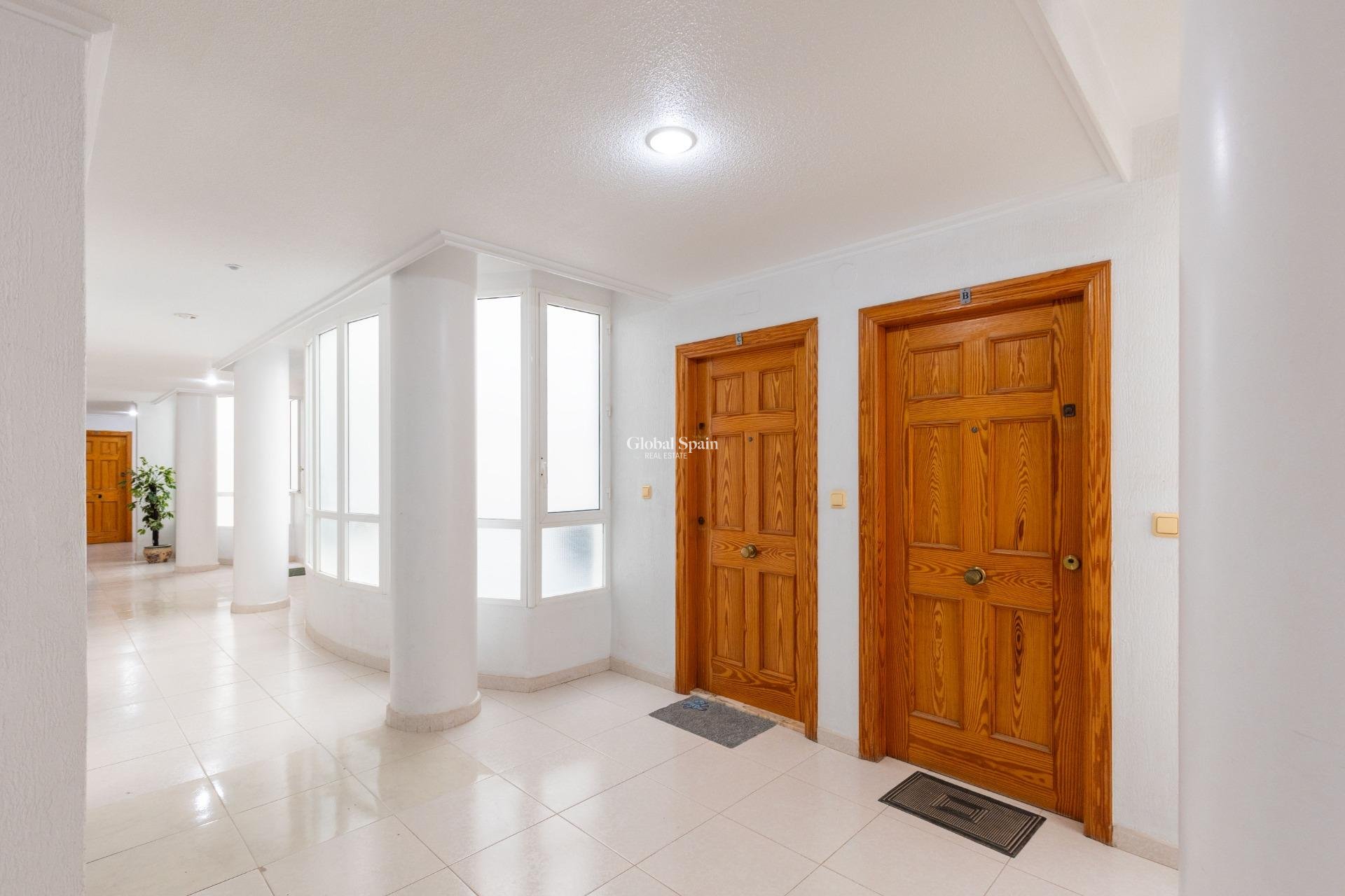 Wederverkoop - APPARTEMENT -
TORREVIEJA - Playa del cura