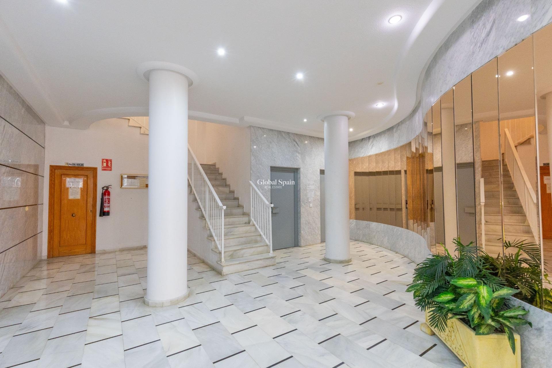 Wederverkoop - APPARTEMENT -
TORREVIEJA - Playa del cura