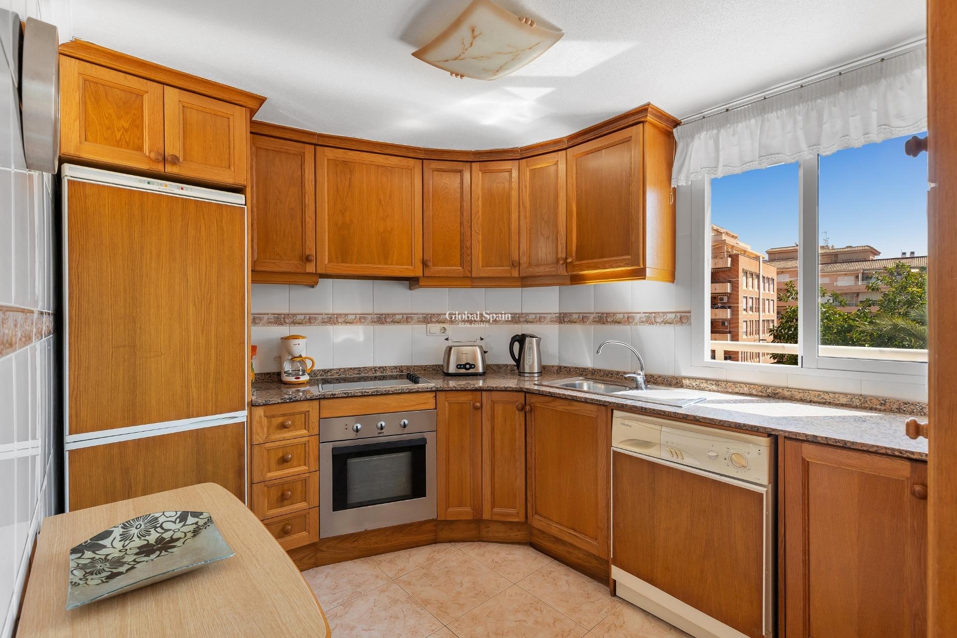 Wederverkoop - APPARTEMENT -
TORREVIEJA - Playa del cura
