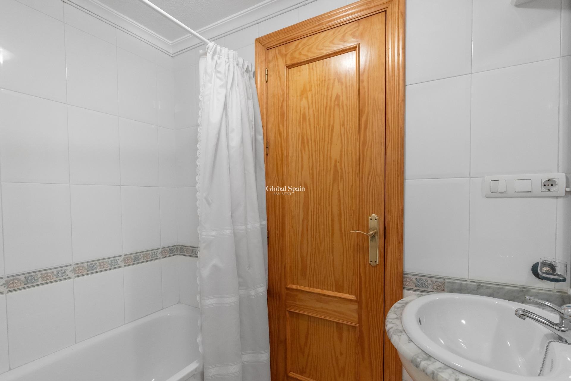 Wederverkoop - APPARTEMENT -
TORREVIEJA - Playa del cura