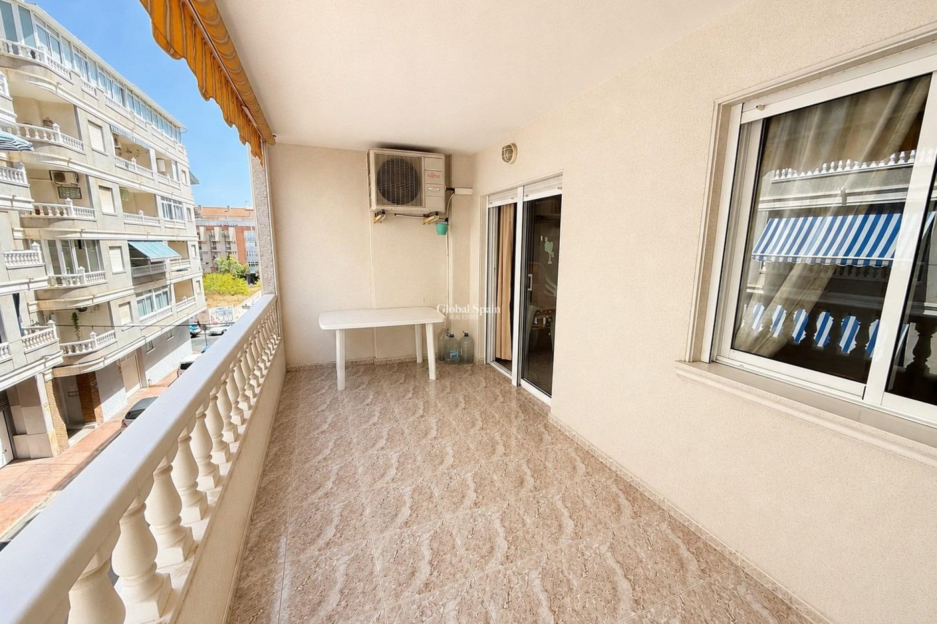 Wederverkoop - APPARTEMENT -
TORREVIEJA - Playa del cura