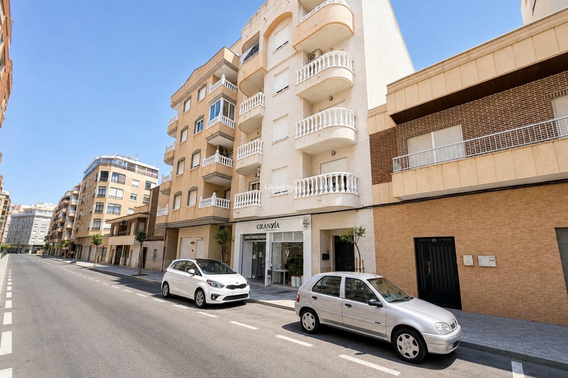 Wederverkoop - APPARTEMENT -
TORREVIEJA - Playa del cura